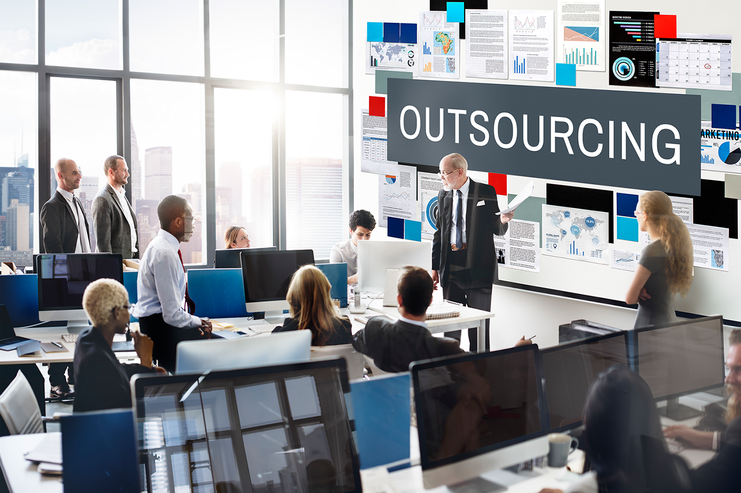 perbedaan outsourcing dan kontrak